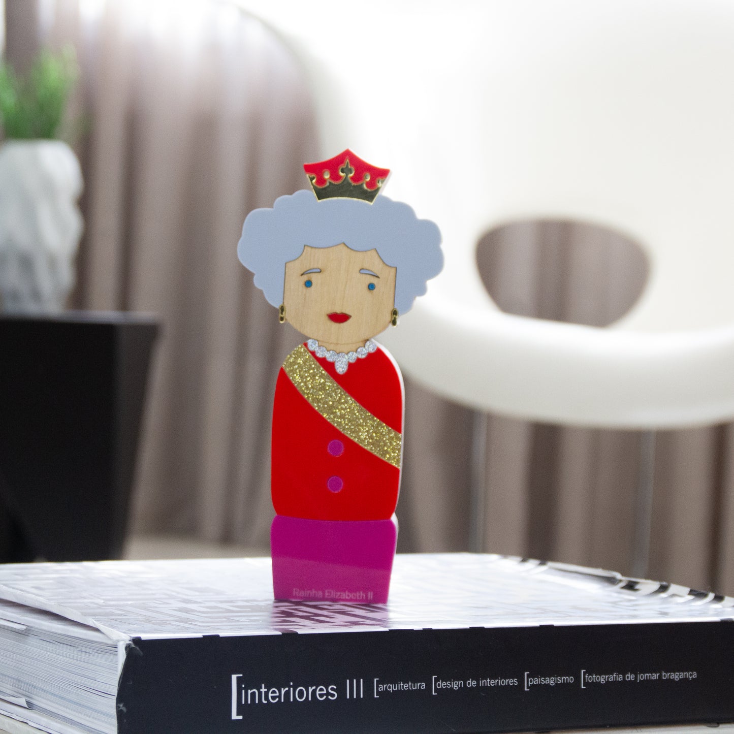 Kokeshi Wood Sculpture Queen Elizabeth II