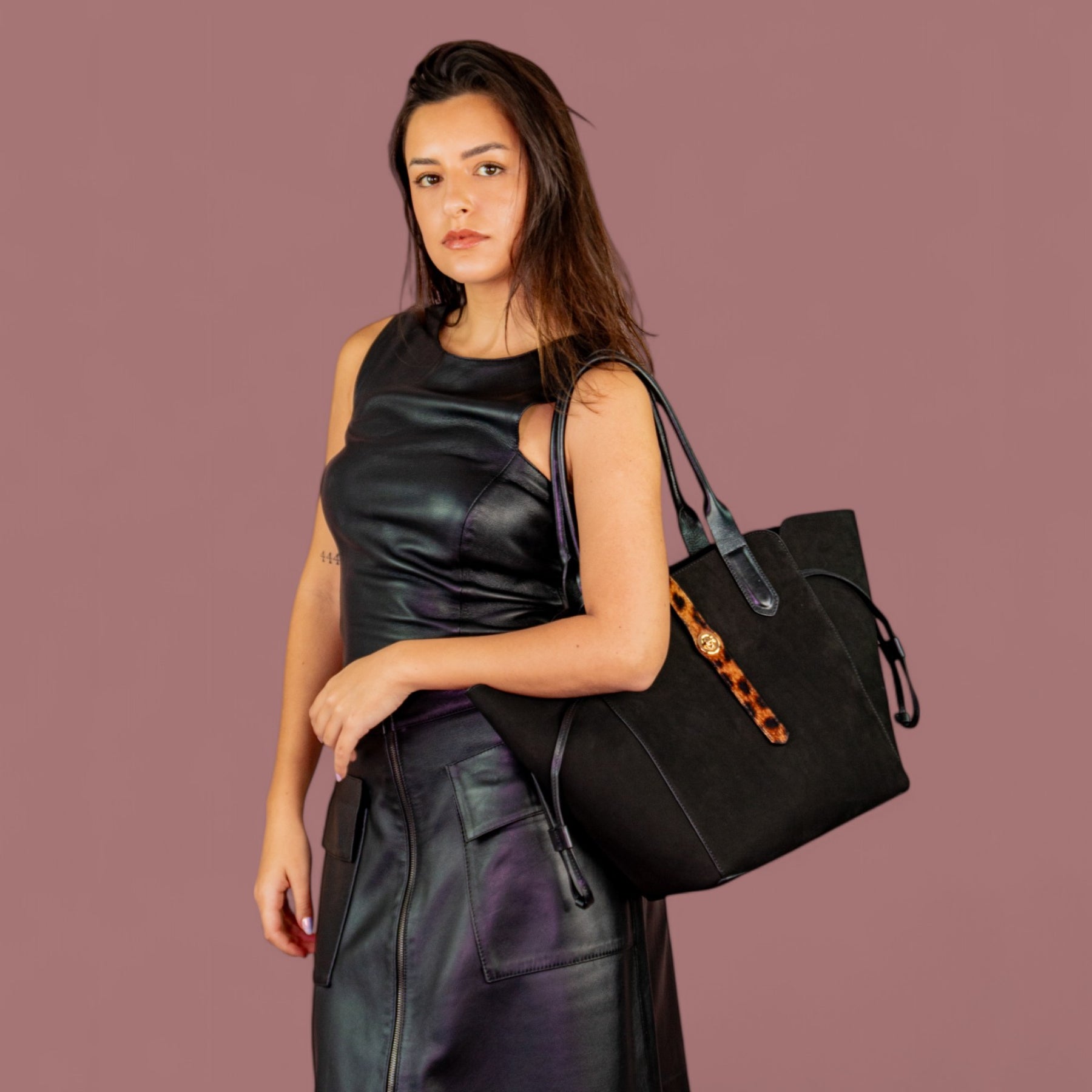 Bolsa Shopping Melania Couro Legítimo Preto Com Tira de Onça Patrícia Maranhão