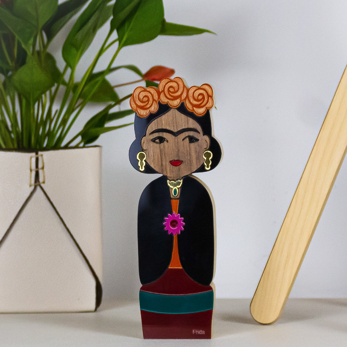 Kokeshi Escultura de Madeira Frida