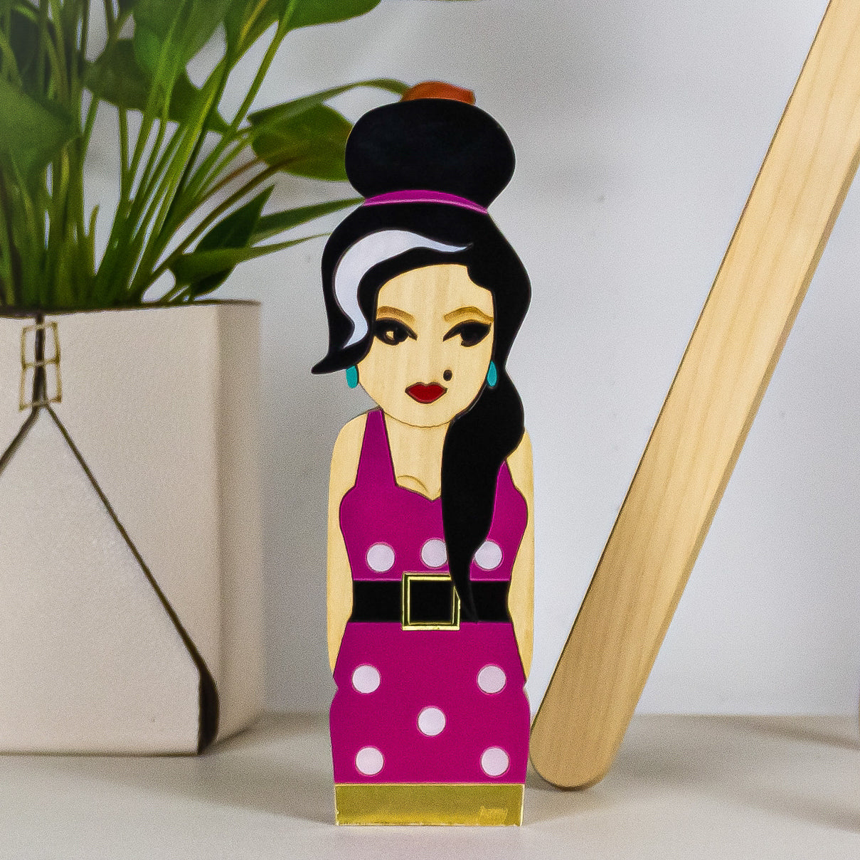 Kokeshi Escultura de Madeira Amy Whinehouse