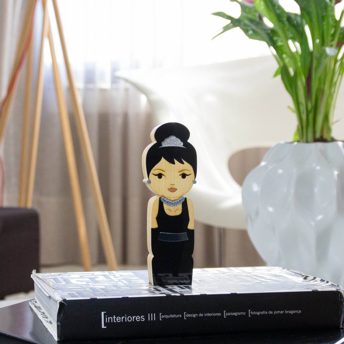 Kokeshi Escultura de Madeira Audrey Hepburn