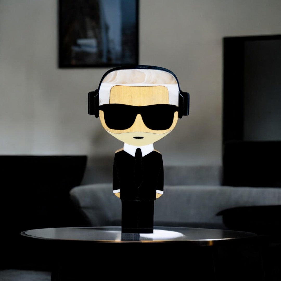 Kokeshi Escultura de Madeira Karl Lagerfeld