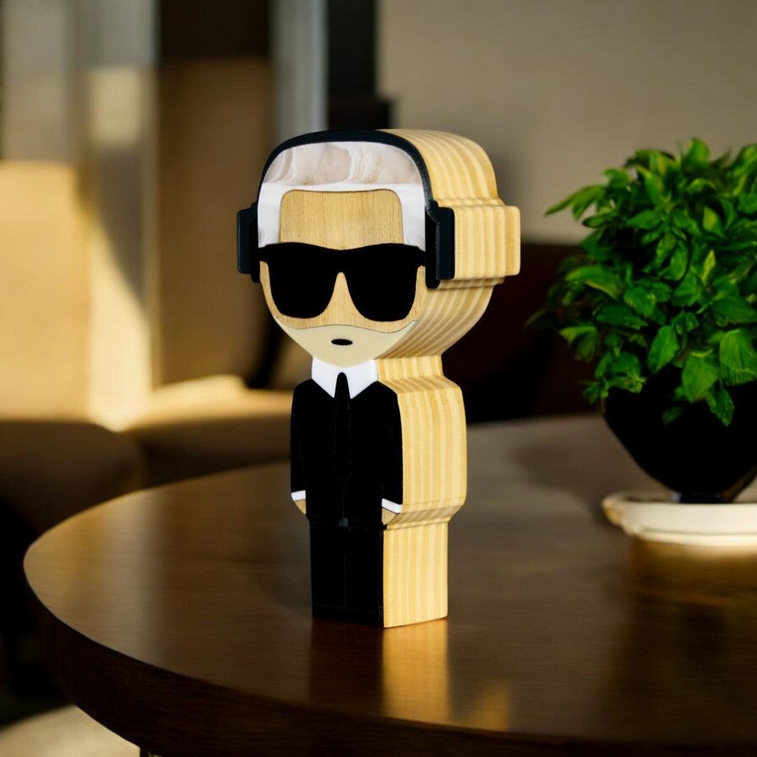 Kokeshi Escultura de Madeira Karl Lagerfeld